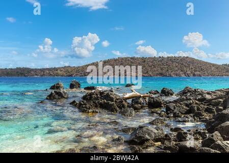 Seascape mit einer felsigen Küste des Coki Point Bech im Vordergrund und der Thatch Cay Insel im Hintergrund - St Thomas, US Virgin Islands, Cari Stockfoto