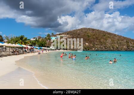 Coki Point, St. Thomas, United States Virgin Islands (USVI) - 30. April 2019: Die Leute entspannen sich am Coki Point Beach in St. Thomas, USVI, Karibik. Tour Stockfoto