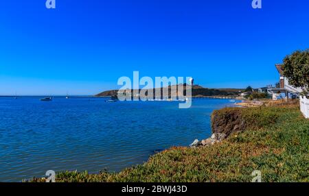 Blick auf die Radarkuppel der Luftwaffenstützpunkt-Station in Princeton Pillar Point über dem Wasser in Half Moon Bay in Nordkalifornien Stockfoto