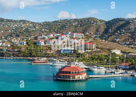 Charlotte Amalie, St. Thomas, USVI - 30. April 2019: Long Bay Marina und Hillside Apartment Gebäude am Charlotte Amalie Hafen in St. Thomas, Unite Stockfoto