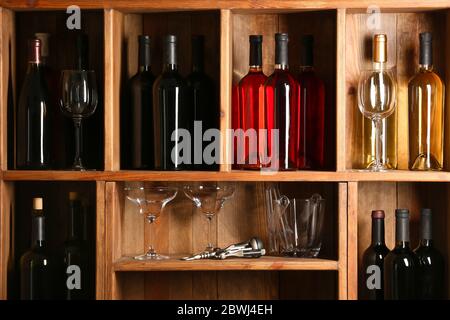 Flaschen Wein und Gläser im Keller Stockfoto