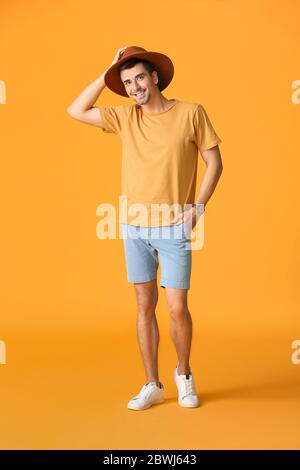 Mann in stilvolle t-shirt auf farbigem Hintergrund Stockfoto