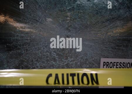 Washington, District of Columbia, USA. Juni 2020. Ein zerbrochenes Fenster ist am Montag, 1. Juni 2020, in Washington, District of Columbia zu sehen. Quelle: SAIT Serkan Gurbuz/ZUMA Wire/Alamy Live News Stockfoto