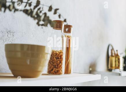 Glasgefäße mit trockener Pasta auf Regal in der Küche, Zero Waste Konzept Stockfoto
