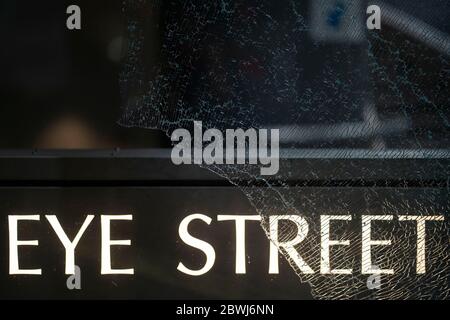 Washington, District of Columbia, USA. Juni 2020. Ein zerbrochenes Fenster ist am Montag, 1. Juni 2020, in Washington, District of Columbia zu sehen. Quelle: SAIT Serkan Gurbuz/ZUMA Wire/Alamy Live News Stockfoto