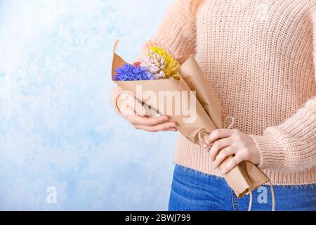 Frau mit schönen Hyazinthe Blumen auf hellem Hintergrund, Nahaufnahme Stockfoto