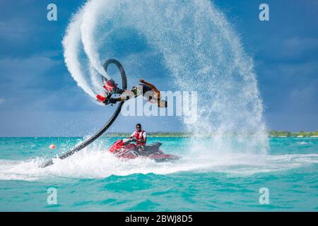 Professioneller Pro Fly Board Rider im tropischen Meer, Wassersport Konzept Hintergrund. Sommerurlaub Spaß Outdoor-Sport. Stockfoto