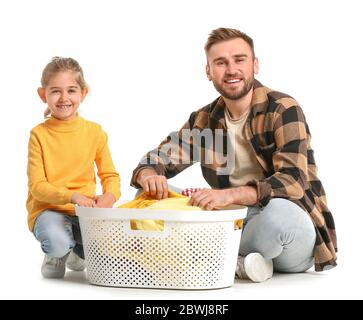 Vater und Tochter mit Wäsche auf weißem Hintergrund Stockfoto