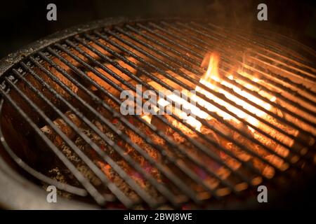 Grill Feuer mit runden Grill. Essen Vorbereitung Konzept mit bbq Feuer auf Grill Stockfoto