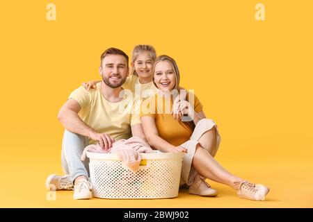 Familie mit Wäsche auf farbigem Hintergrund Stockfoto