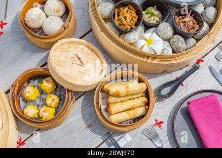 Verschiedene Arten von Dim Sum einschließlich Knödel traditionelle chinesische Küche. Shrimp Shumai, ein gedämpftes Gericht, um die süße Zartheit der getrockneten genießen Stockfoto