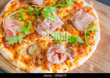Leckere vegetarische Pizza mit Kirschtomaten, Mozzarella-Käse und frischem Oregano. Nahaufnahme des Lebensmittelhintergrundes Stockfoto