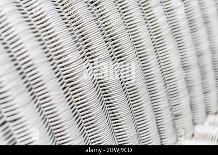 Nahaufnahme von grauem Kunststoffgewebe als gewebte Hintergrundstruktur oder Muster in Schwarz und Weiß. Stockfoto