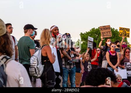 Saint Paul, Vereinigte Staaten Von Amerika. Juni 2020. Saint Paul, MN - 1. Juni 2020: Friedliche Demonstranten während George Floyd Black Lives Matter Protest in der Hauptstadt am 1. Juni 2020 in Saint Paul, Minnesota. Quelle: Jake Hangegard/Der Fotozugang Quelle: Der Fotozugang/Alamy Live News Stockfoto