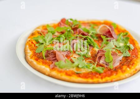 Leckere vegetarische Pizza mit Kirschtomaten, Mozzarella-Käse und frischem Oregano. Nahaufnahme des Lebensmittelhintergrundes Stockfoto