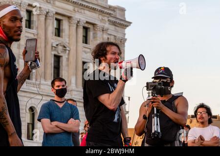 Saint Paul, Vereinigte Staaten Von Amerika. Juni 2020. Saint Paul, MN - 1. Juni 2020: Friedliche Demonstranten während George Floyd Black Lives Matter Protest in der Hauptstadt am 1. Juni 2020 in Saint Paul, Minnesota. Quelle: Jake Hangegard/Der Fotozugang Quelle: Der Fotozugang/Alamy Live News Stockfoto