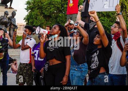 Saint Paul, Vereinigte Staaten Von Amerika. Juni 2020. Saint Paul, MN - 1. Juni 2020: Friedliche Demonstranten während George Floyd Black Lives Matter Protest in der Hauptstadt am 1. Juni 2020 in Saint Paul, Minnesota. Quelle: Jake Hangegard/Der Fotozugang Quelle: Der Fotozugang/Alamy Live News Stockfoto