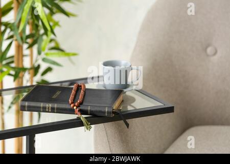 Heilige Bibel auf Tisch im Zimmer Stockfoto