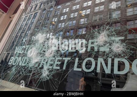 New York, Usa. Mai 2020. Eine beschädigte Victoria's Secret Store Front in Manhattan nach letzten Nächten Anti-Polizei Brutalität Protest wurde gewalttätig. Ein großer polizeibrutalzug, der Gerechtigkeit für die Ermordung von George Floyd forderte, begann friedlich in Brooklyn und endete in Manhattan mit den ersten Fällen von Plünderungen seit Beginn der Proteste in der Stadt. Quelle: SOPA Images Limited/Alamy Live News Stockfoto