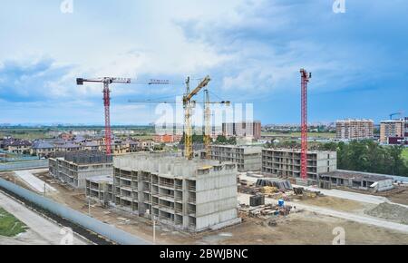 Turmdrehkrane auf einer Baustelle Stockfoto