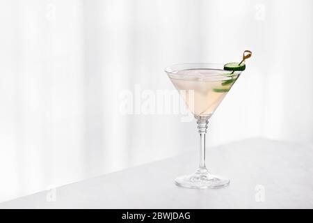 Ein Glas leckerer Gurken-martini auf dem Tisch Stockfoto