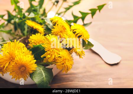 Schöner Löwenzahn auf Holzhintergrund Stockfoto