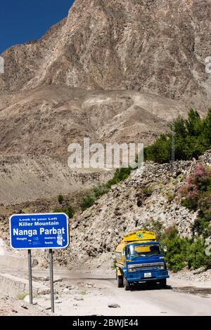 Trafic Schild am Karakoram Hwy, in der Nähe von Nanga Parbat, Himalaya Berg, Chilas, Chilas, Gilgit-Baltistan Provinz, nördlichen Gebieten, Pakistan, Südasien, Asien Stockfoto