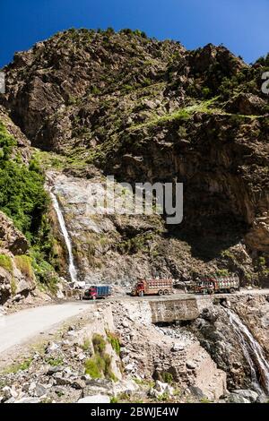 Lokale trafic, LKW und LKW, Karakoram Highway, Indus Valley, Karakoram Berg, Gilgit-Baltistan Provinz, Pakistan, Südasien, Asien Stockfoto