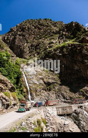 Lokale trafic, LKW und LKW, Karakoram Highway, Indus Valley, Karakoram Berg, Gilgit-Baltistan Provinz, Pakistan, Südasien, Asien Stockfoto