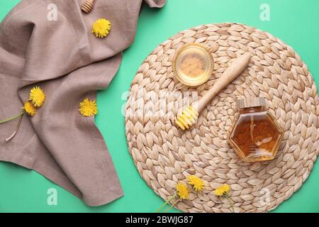 Zusammensetzung mit süßen Löwenzahn Honig auf farbigen Hintergrund Stockfoto