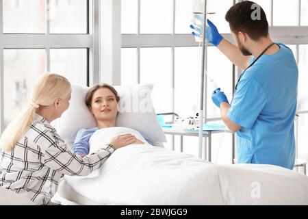Mutter besucht ihre Tochter im Krankenhaus Stockfoto