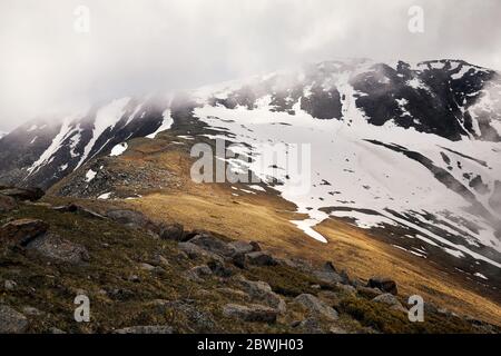 Landschaft aus Schnee Tal gegen bewölkten Himmel in Kasachstan Stockfoto