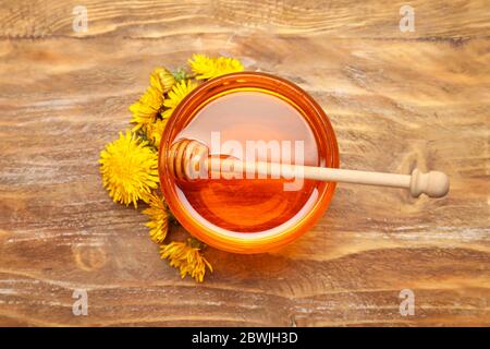 Glas süßen Löwenzahnhonig auf Holzhintergrund Stockfoto