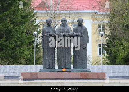 17-05-2020. Syktywkar, Russland. Denkmal der ewigen Flamme in Syktywkar, Russland. Denkmal den Soldaten, die im Zweiten Weltkrieg, im großen patriotischen Krieg gefallen sind. Skulpturen von drei Frauen mit einem Gedenkkranz. Brennende Flamme leuchtend orange Farbe. Stockfoto