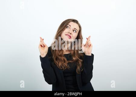 Spannende Frau Drückt Ihre Finger Und Sorgt Alles Wird In Ordnung Sein. Stockfoto