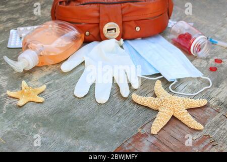 Erste-Hilfe-Set auf altem Holzhintergrund. Konzept des Schutzes vor COVID-2019 in Journey. Stockfoto