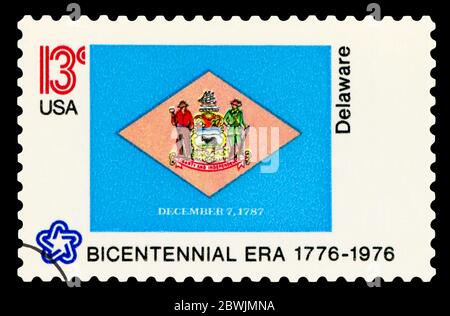 VEREINIGTE STAATEN VON AMERIKA - UM 1976: Eine Briefmarke, die in den USA gedruckt wurde, um 1976 Delaware gewidmet. Stockfoto