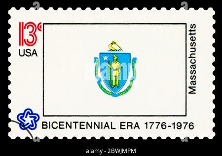 VEREINIGTE STAATEN VON AMERIKA - UM 1976: Eine Briefmarke, gedruckt in den USA, die Massachusetts gewidmet ist, um 1976. Stockfoto