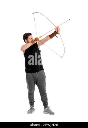 Schöner Mann mit Armbrust auf weißem Hintergrund Stockfoto