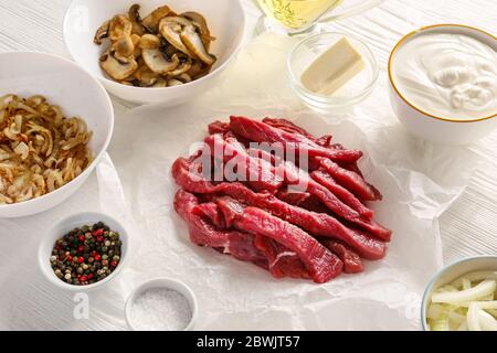 Zutaten für Rind Stroganoff mit Pilzen auf dem Tisch Stockfoto