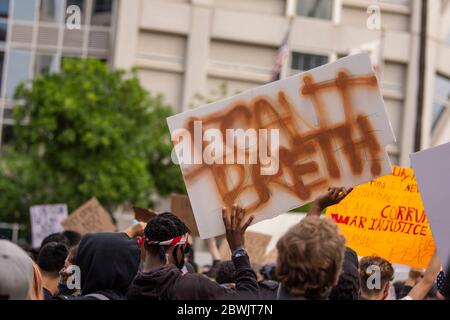 Eine Demonstration von Black Lives Matter Inland Empire in der Stadt Riverside, Kalifornien, USA aus Protest gegen den Tod von George Floyd, einem 46-jährigen Schwarzen, der am 25. Mai von der Minneapolis Polizei getötet wurde, während er verhaftet wurde. Er starb, nachdem ein Polizeibeamter sein Knie mehr als neun Minuten lang an Herrn Lloyds Hals gelegt hatte, während der Verdächtige auf dem Boden lag und mit Handschellen gefesselt war. Der Tod von Herrn Floyds hat massive Proteste in allen Vereinigten Staaten ausgelöst, auch hier in Riverside. Stockfoto