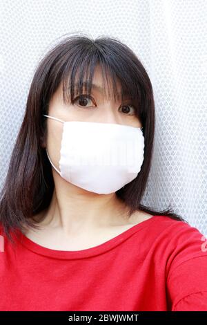 Die Maske, die als Abenomask bekannt ist, begann Ende Mai mit der Verbreitung. Premierminister Abes kündigte an, Stoff 2 Masken für jedes Haus 2 April liefern. Stockfoto