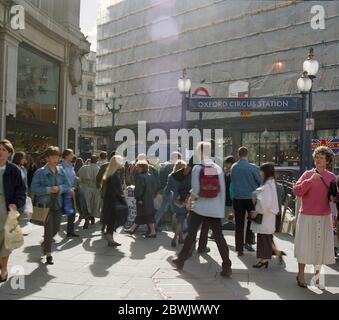 Eingang zur U-Bahn-Station Oxford Circus, Zentrum von London, Südostengland, Großbritannien im Jahr 1995 Stockfoto