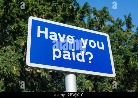 Ein blaues Schild mit Bäumen und blauem Himmel Stockfoto