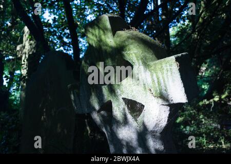 Beschädigte und zerstörte Grabsteine auf einem Friedhof in England, Großbritannien Stockfoto