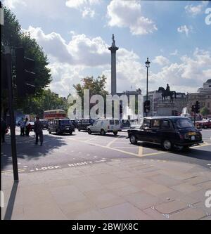 1995 Straßenszene am Trafalgar Square, im Zentrum von London, im Südosten Englands, Großbritannien Stockfoto