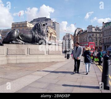 1995 Straßenszene am Trafalgar Square, im Zentrum von London, im Südosten Englands, Großbritannien Stockfoto