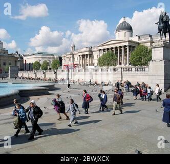 1995 Straßenszene am Trafalgar Square, im Zentrum von London, im Südosten Englands, Großbritannien Stockfoto