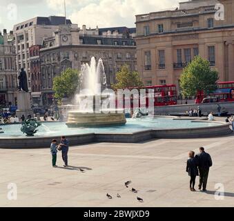 1995 Straßenszene am Trafalgar Square, im Zentrum von London, im Südosten Englands, Großbritannien Stockfoto