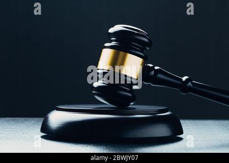 Richtergavel auf einem schwarzen Tisch. Rechtsbegriff Stockfoto